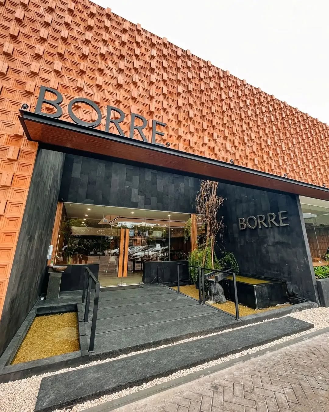 pemasangan Roster Beton Minimalis Motif Kotak Sudut pada cafe