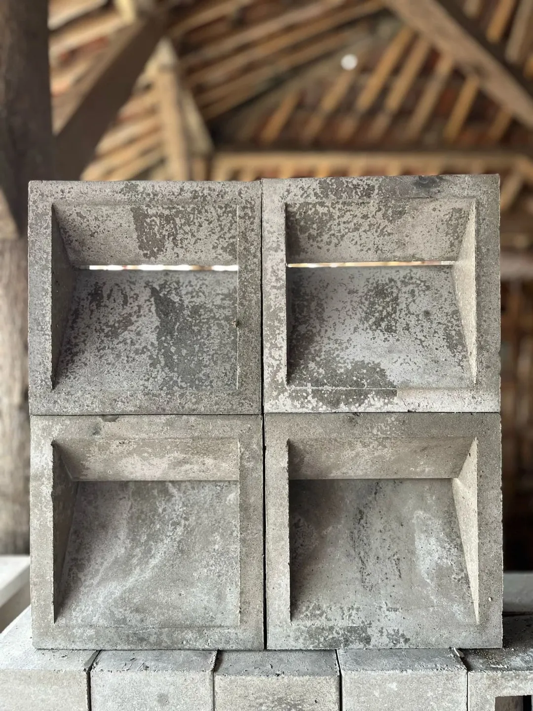 Roster Beton Minimalis Motif Nako Sipit (Dua Sisi) 20 x 20 x 10 cm — Foto 3
