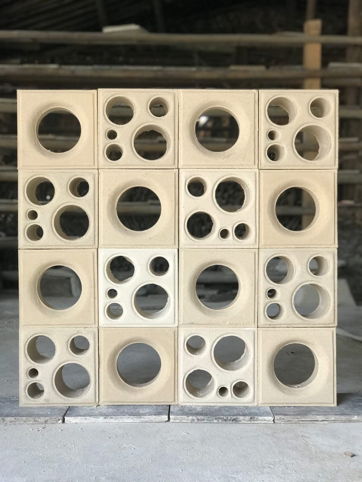Roster Beton Minimalis Motif Tapak Ucing (Satu Sisi) 20 x 20 x 10 cm