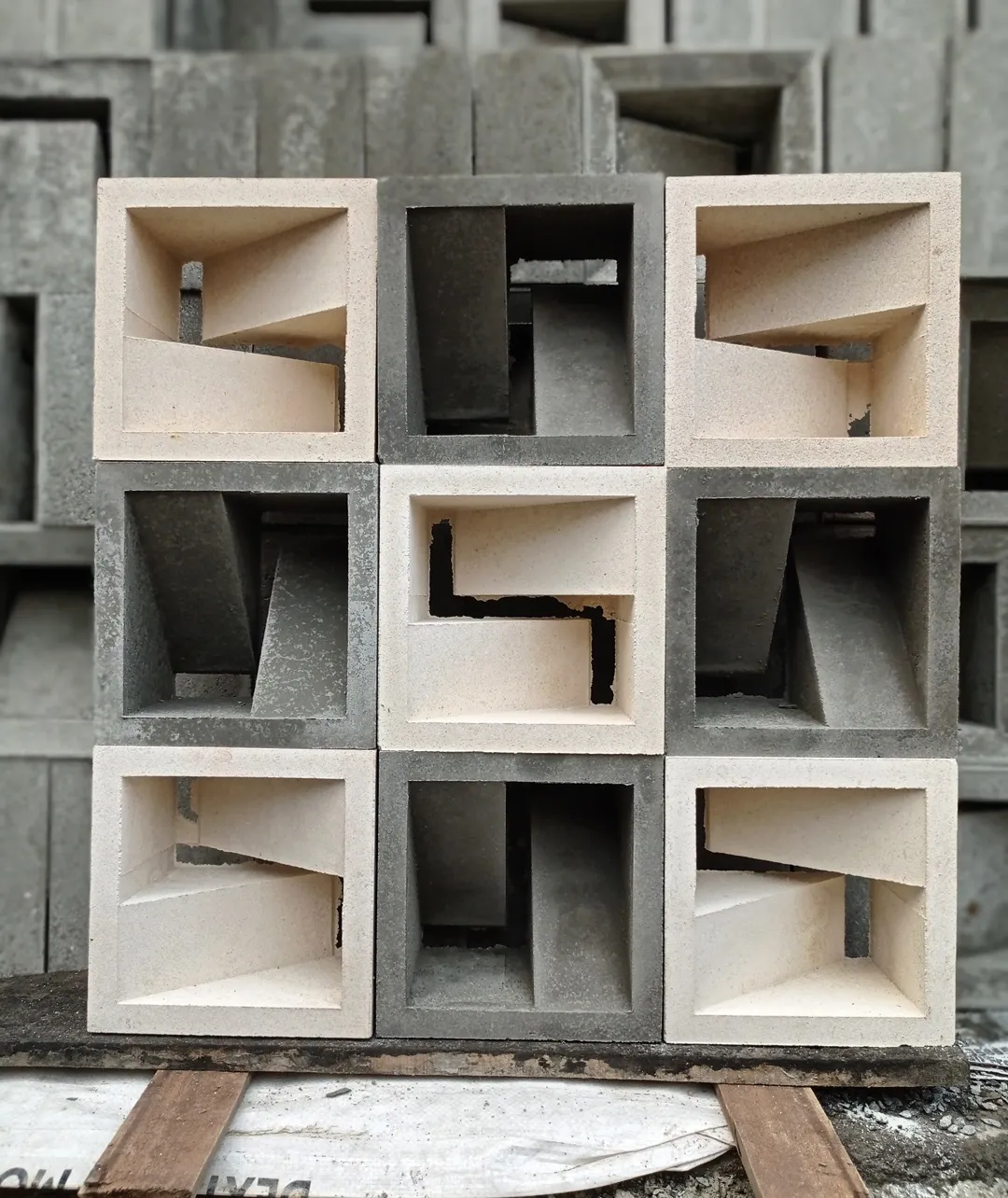 Roster Beton Minimalis Motif Z (Satu Sisi) 20 x 20 x 10 cm — Foto 3