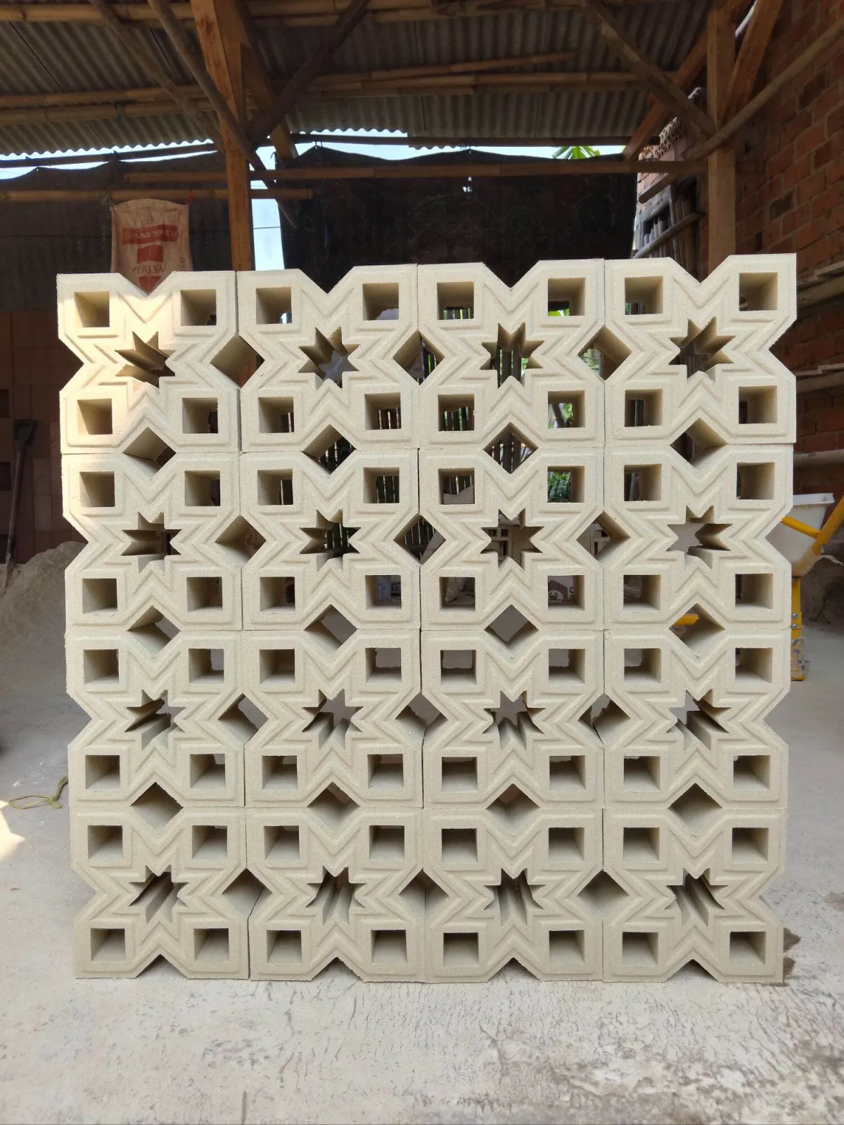 Roster Beton Minimalis Motif Melati (Satu Sisi) 20 x 20 x 10 cm — Foto 4